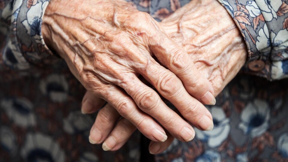 mains rides vieillesse 72514 523464878