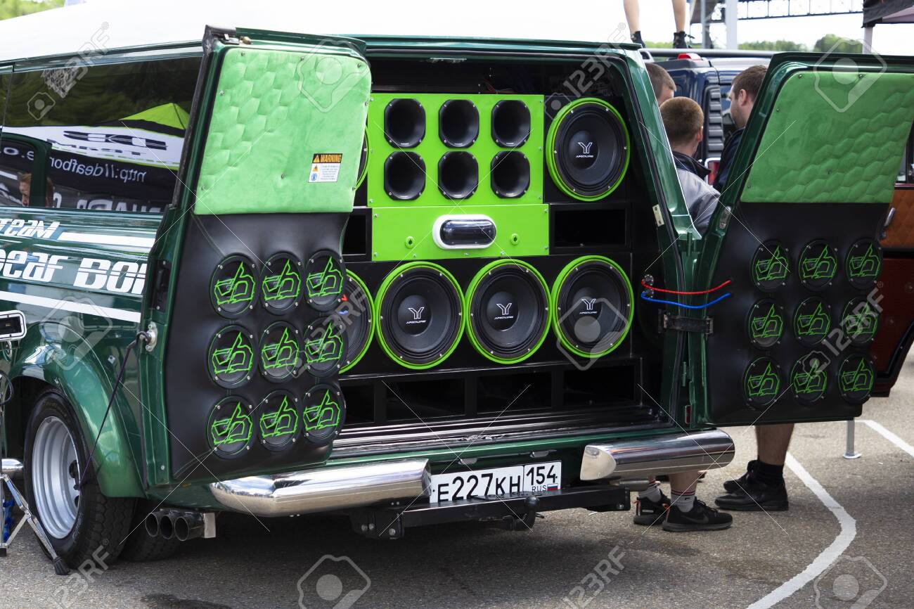137379399 tuning voiture moderne avec systeme audio extremement puissant reglage des basses du caisson de